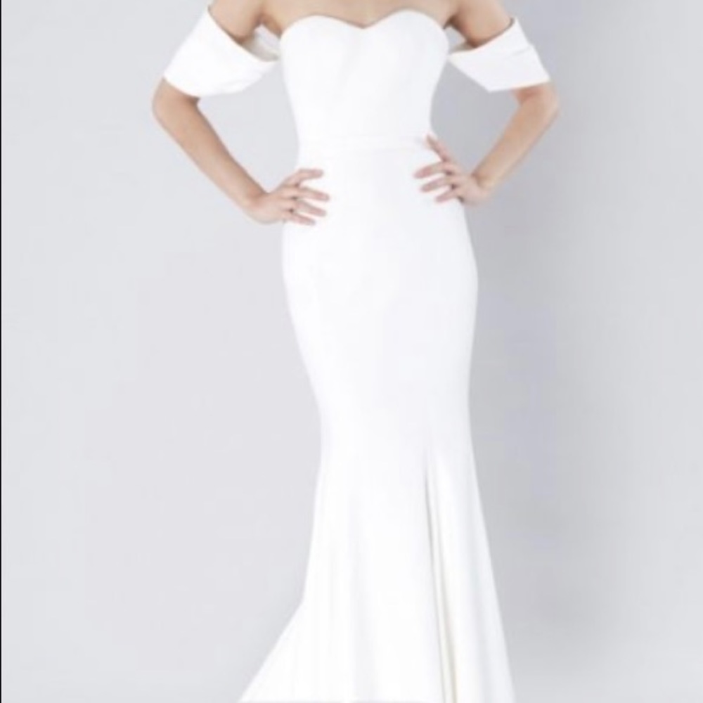 Amira Detachable Sleeve Gown